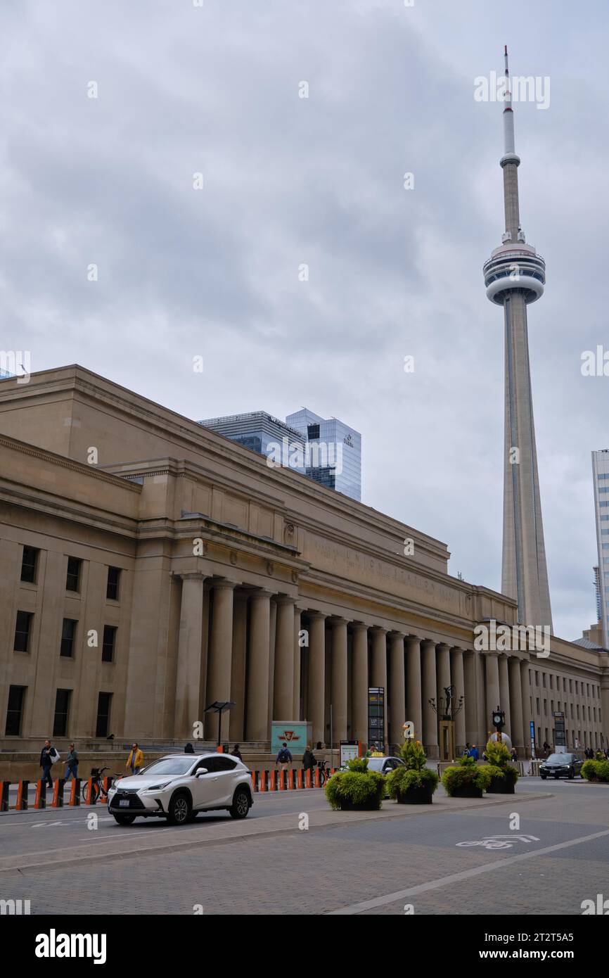 Union Station a Toronto, dominata dalla torre CN Foto Stock