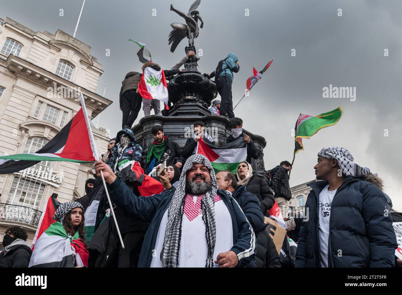 Londra, Regno Unito, 21 ottobre 2023. Una protesta che procede da Marble Arch a Downing Street, sostenendo la causa palestinese nel conflitto Hamas-Israele. (Tennessee Jones - Alamy Live News) Foto Stock