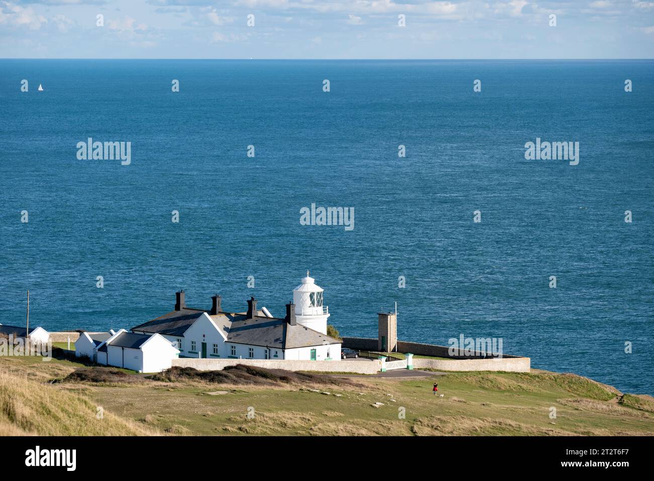 Anvil Point Lighthouse è un faro completamente automatizzato situato nel Durlston Country Park sulla costa del Dorset, affacciato sul canale della Manica Foto Stock