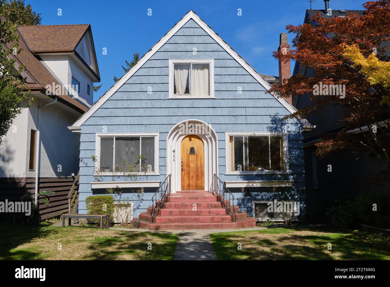 Un tetto triangolare in legno d'epoca, piccola Family of Cambie Street singola a Vancouver Foto Stock