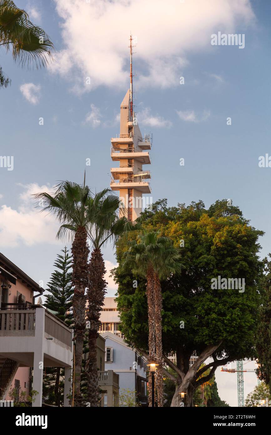 Tel Aviv, Israele - 19 ottobre 2023 - la torre di Marganit è un grattacielo situato a HaKirya, Tel Aviv, Israele. Completato nel 1987, l'edificio è il 138 Foto Stock