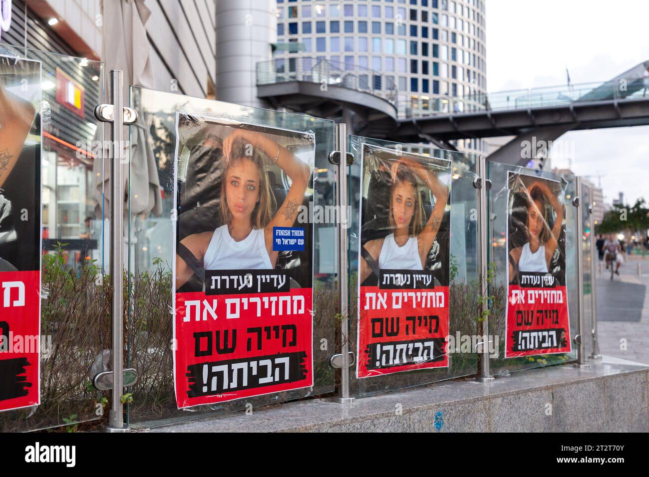 Tel Aviv, Israele - 19 ottobre 2023 - poster per Maya Sham, una cittadina israeliana presa in ostaggio dai militanti di Hamas il 7 ottobre, attacco terroristico a Kirya Foto Stock
