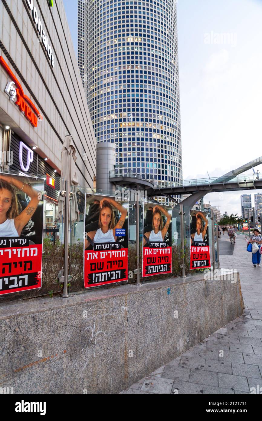 Tel Aviv, Israele - 19 ottobre 2023 - poster per Maya Sham, una cittadina israeliana presa in ostaggio dai militanti di Hamas il 7 ottobre, attacco terroristico a Kirya Foto Stock