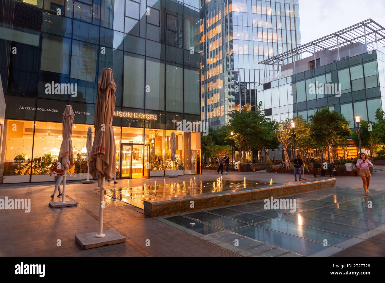 Tel Aviv, Israele - 19 ottobre 2023: Moderni grattacieli nel distretto finanziario di Tel Aviv, la città più popolosa di Israele. Ripresa notturna durante il Foto Stock