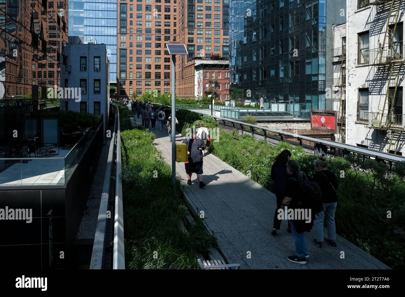 Vista della High Line, del parco lineare sopraelevato, della greenway e del percorso ferroviario creato su un ex raccordo della New York Central Railroad sul lato ovest di Manhattan Foto Stock