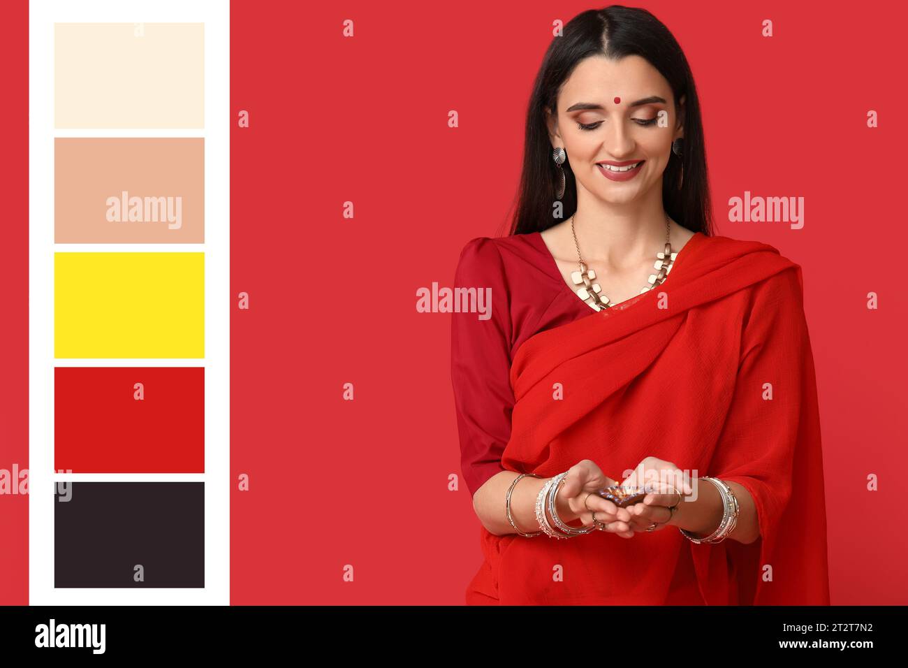 Bella donna indiana con lampada diya per divali su sfondo rosso. Diversi motivi di colore Foto Stock