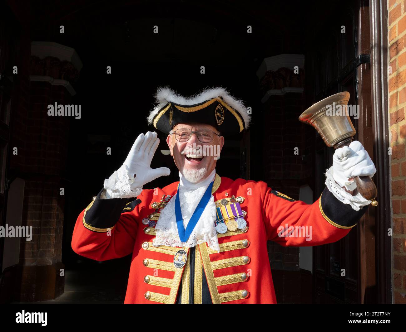 Newbury Town Crier, Ringing Bell with News, Newbury, Berkshire, Inghilterra, Regno Unito, GB. Foto Stock