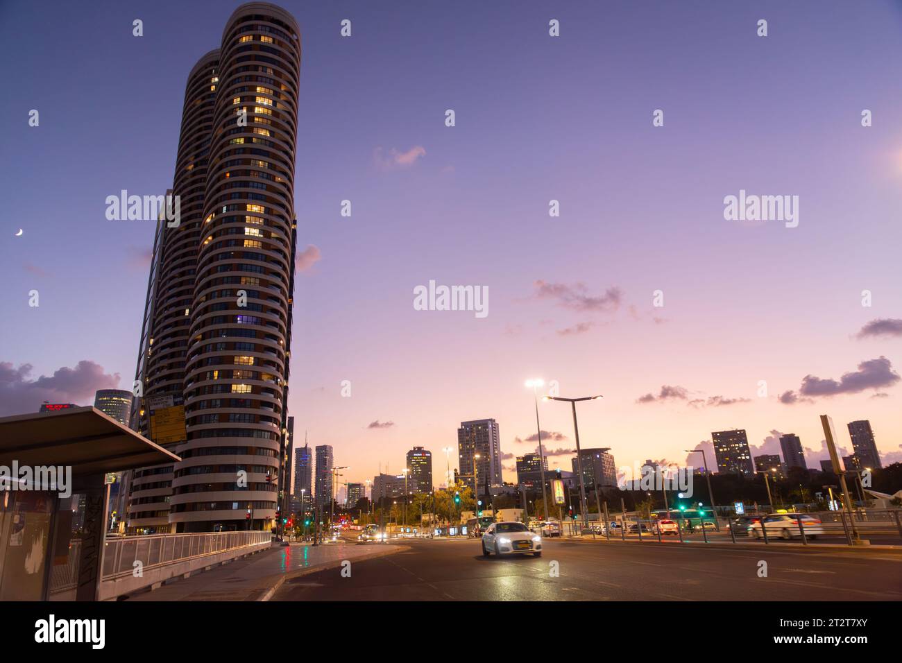 Tel Aviv, Israele - 19 ottobre 2023: Moderni grattacieli nel distretto finanziario di Tel Aviv, la città più popolosa di Israele. Ripresa notturna durante il Foto Stock