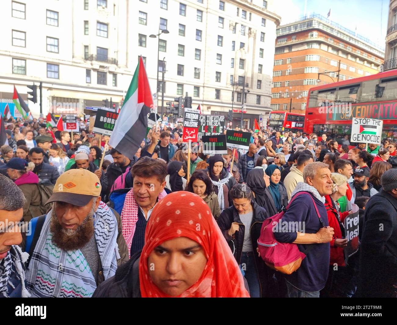 Londra, Regno Unito. 21 ottobre 2023. Decine di migliaia di manifestanti sono scesi per le strade da Hyde Park a Piccadilly Circus per mostrare il loro sostegno ai palestinesi coinvolti nella guerra in corso tra Hamas e Israele. I sostenitori si rivolsero al pubblico, sollevarono donazioni e cantarono slogan contro la brutale e illegale occupazione della Palestina da parte di Israele. Foto Stock