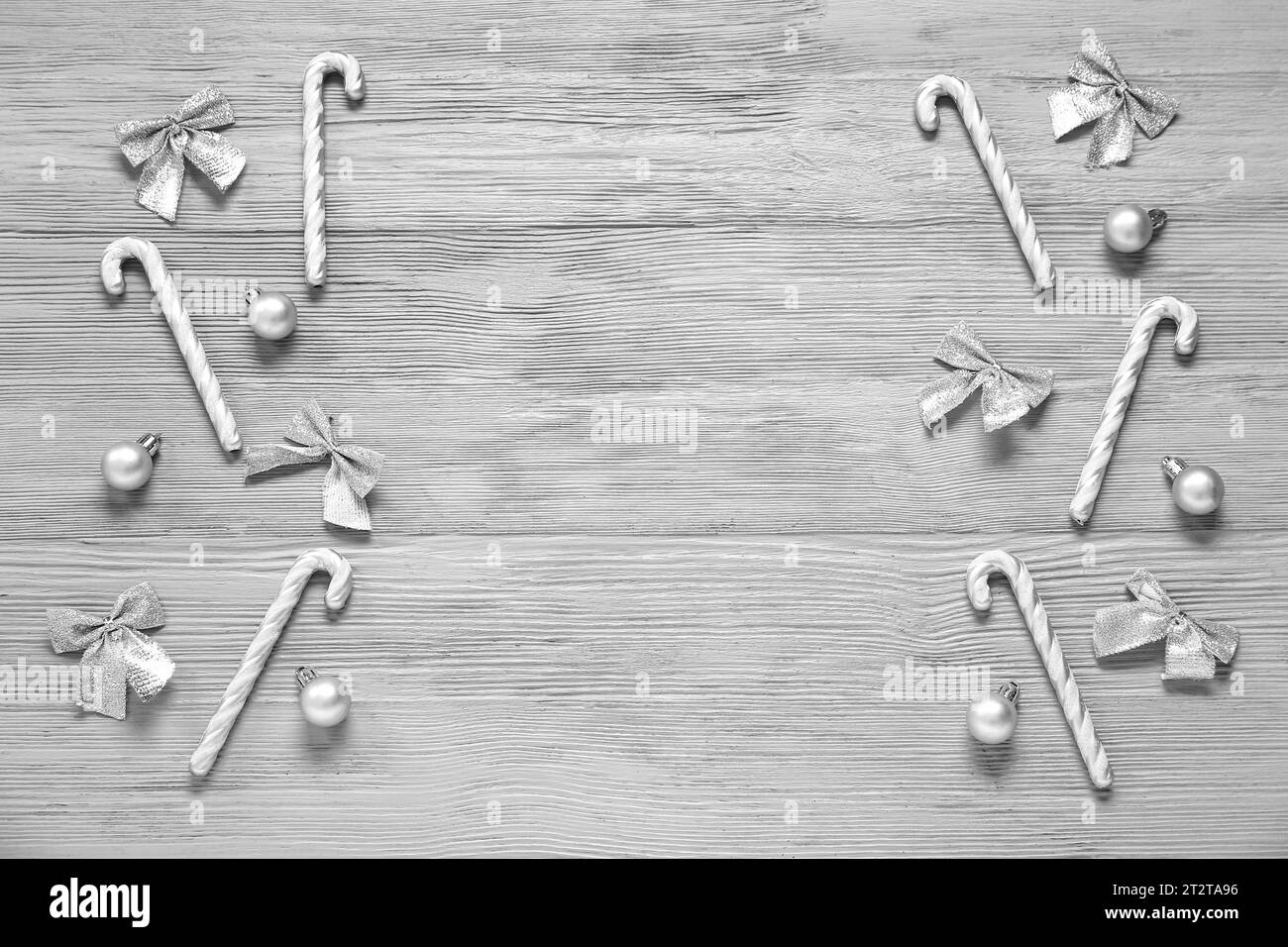 Composizione con bellissime decorazioni natalizie su sfondo di legno grigio Foto Stock