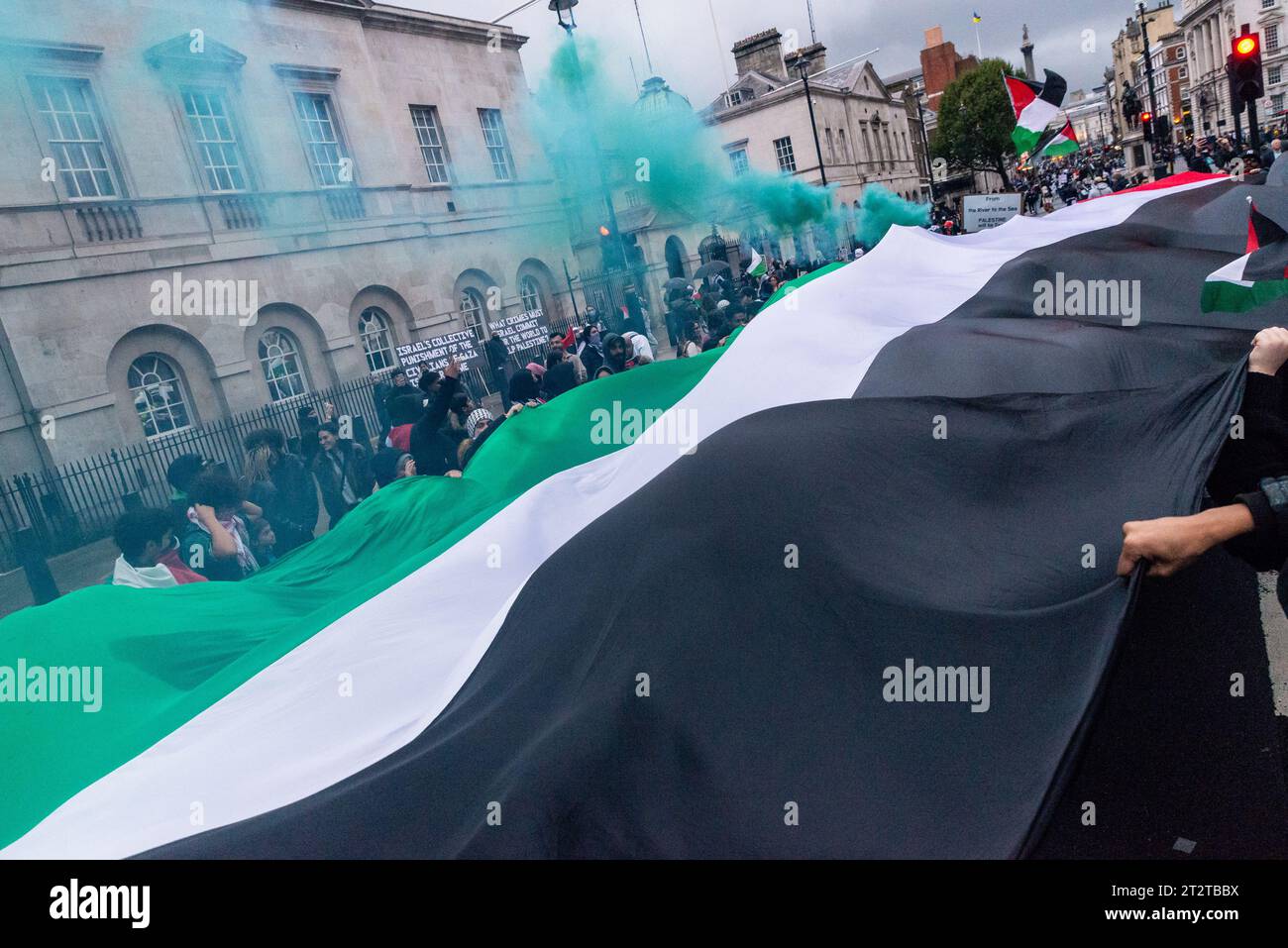 Whitehall, Londra, Regno Unito. 21 ottobre 2023. Una protesta è in corso contro l'escalation dell'azione militare a Gaza mentre il conflitto tra Israele e Hamas continua. Organizzato da gruppi tra cui la campagna di solidarietà della Palestina e la Coalizione di guerra, intitolata «marcia nazionale per la Palestina» e con inviti a «Palestina libera», «porre fine alla violenza» e «porre fine all’apartheid». Grande bandiera della Palestina a Whitehall Foto Stock