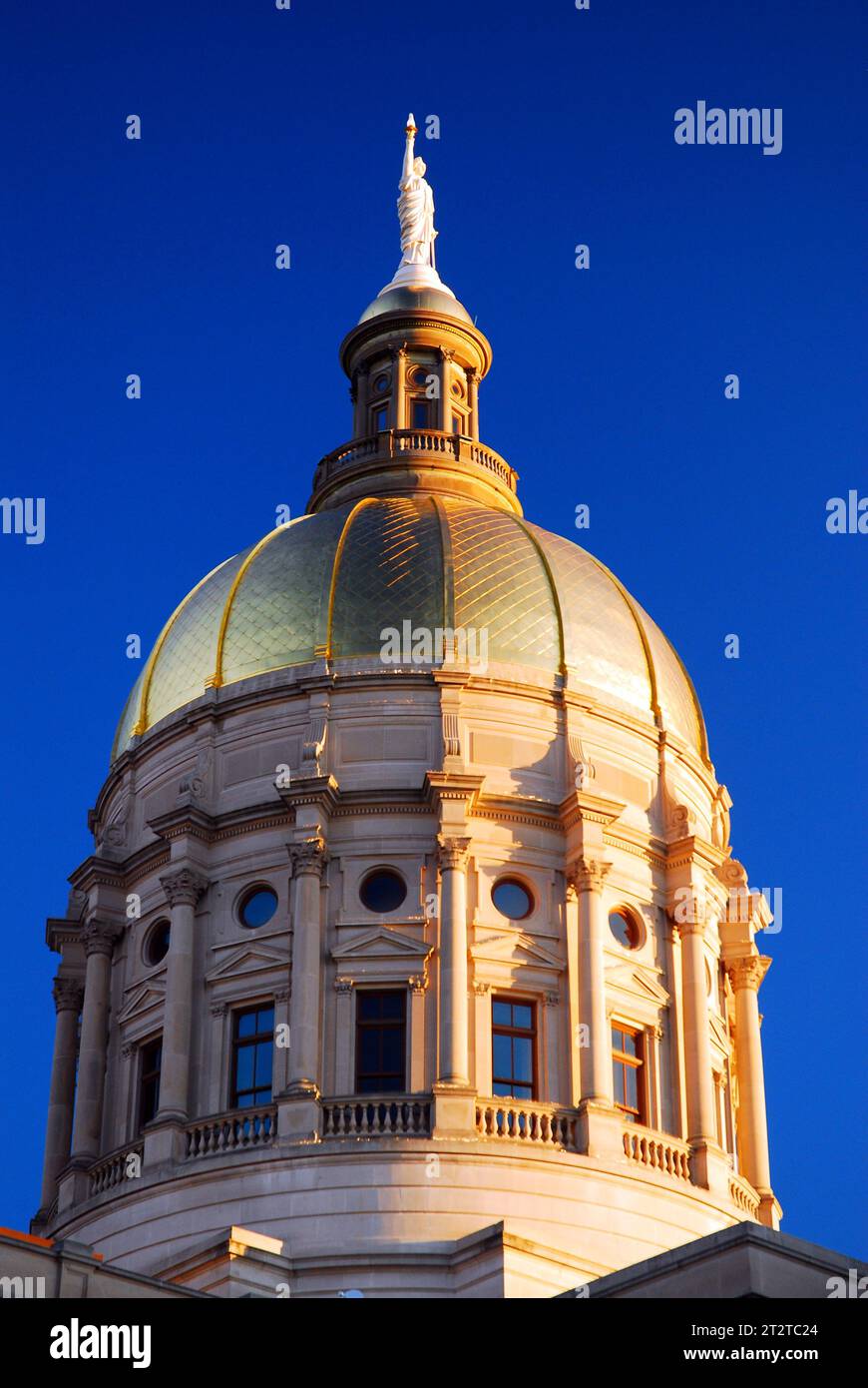 Una cupola dorata si trova in cima al Campidoglio dello Stato della Georgia, il centro del governo e della politica dello Stato Foto Stock
