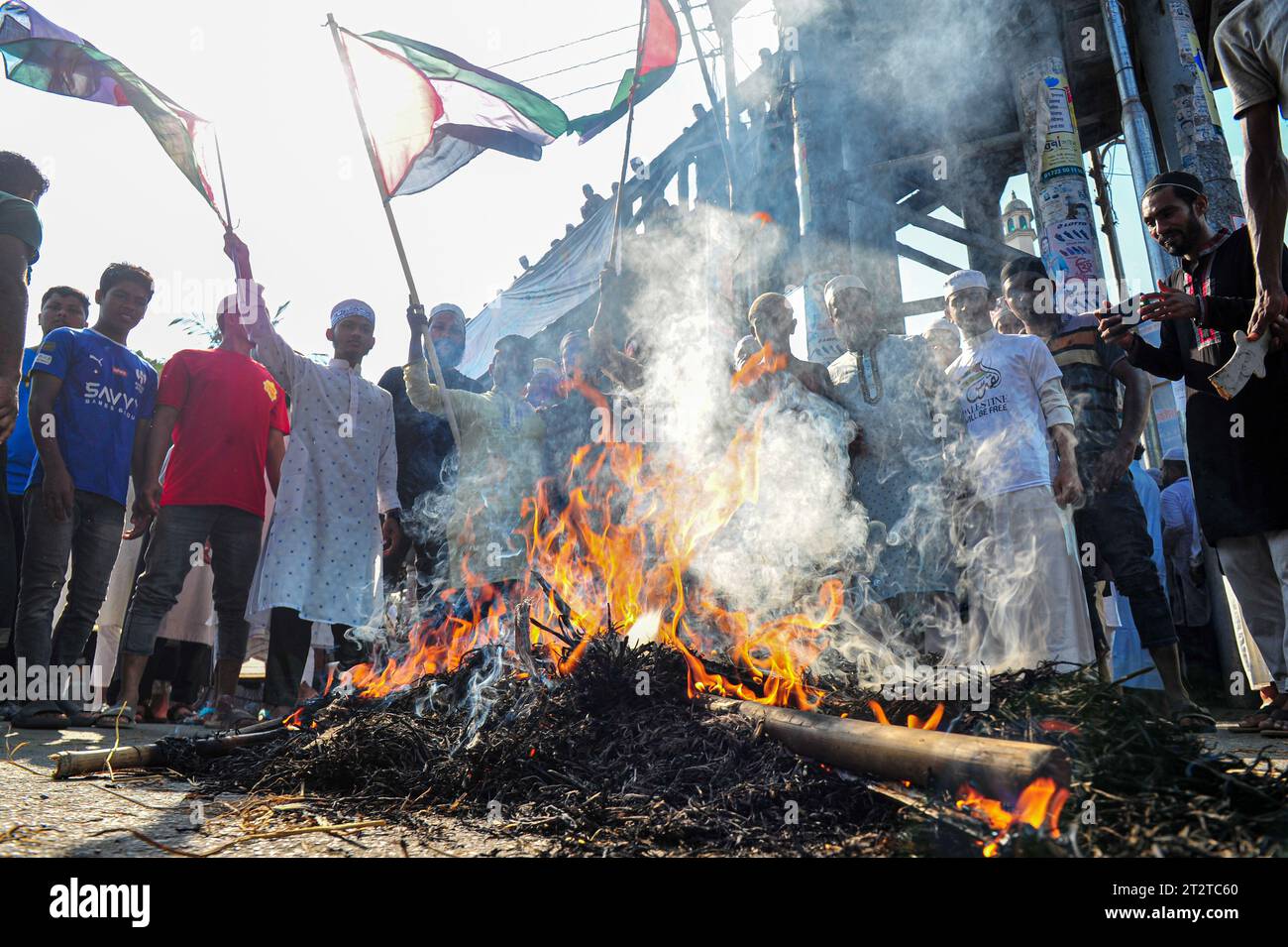 Sylhet, Bangladesh. 20 ottobre 2023. Il Bangladesh National Imam Somiti Sylhet Metropolitan sostenuto da un gran numero di manifestanti scese in piazza a Sylhet per mostrare il loro sostegno alla Palestina. I sostenitori hanno cantato slogan contro la brutale e illegale occupazione della Palestina da parte di Israele. Foto Stock