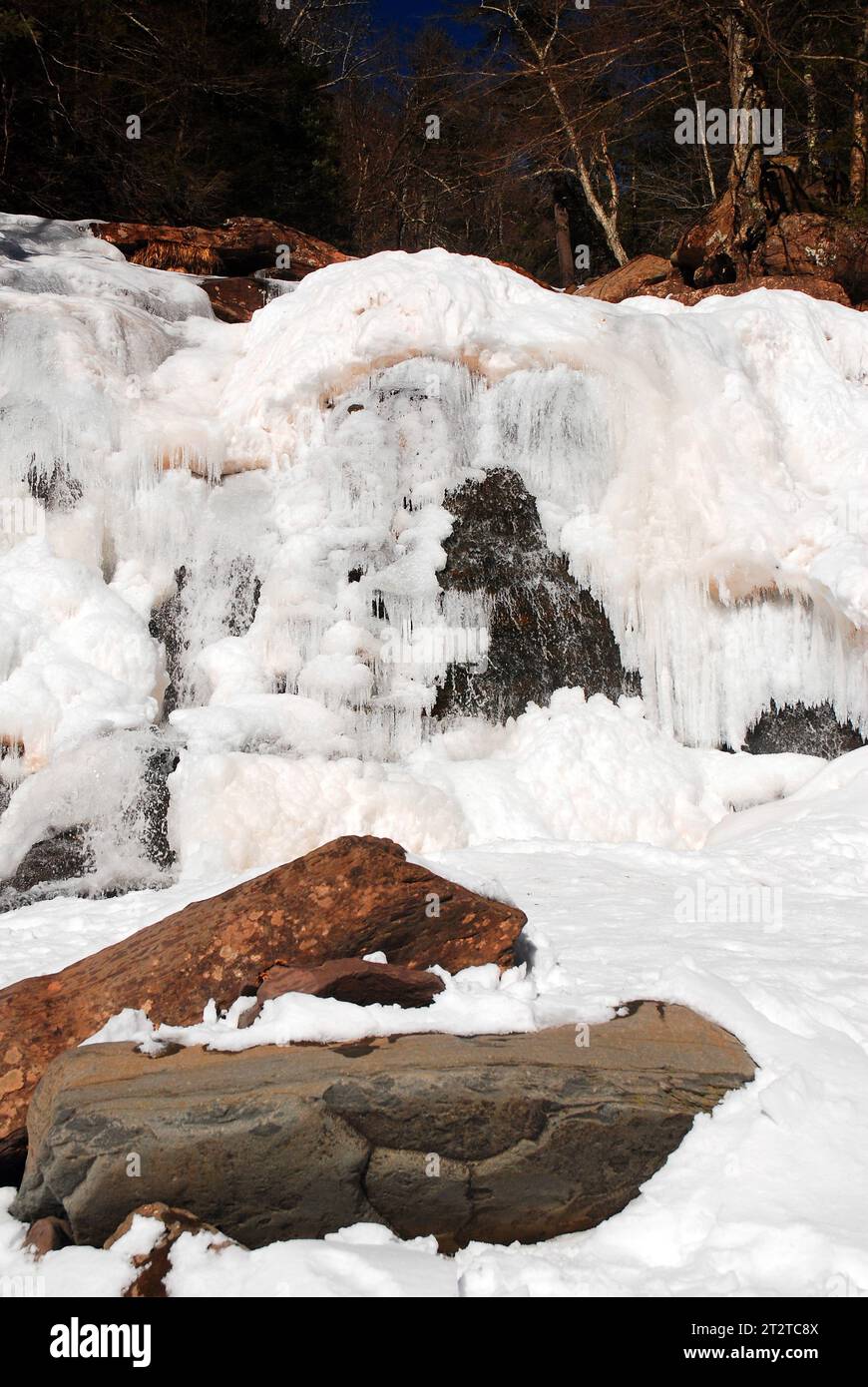 Una cascata continua a cadere Foto Stock
