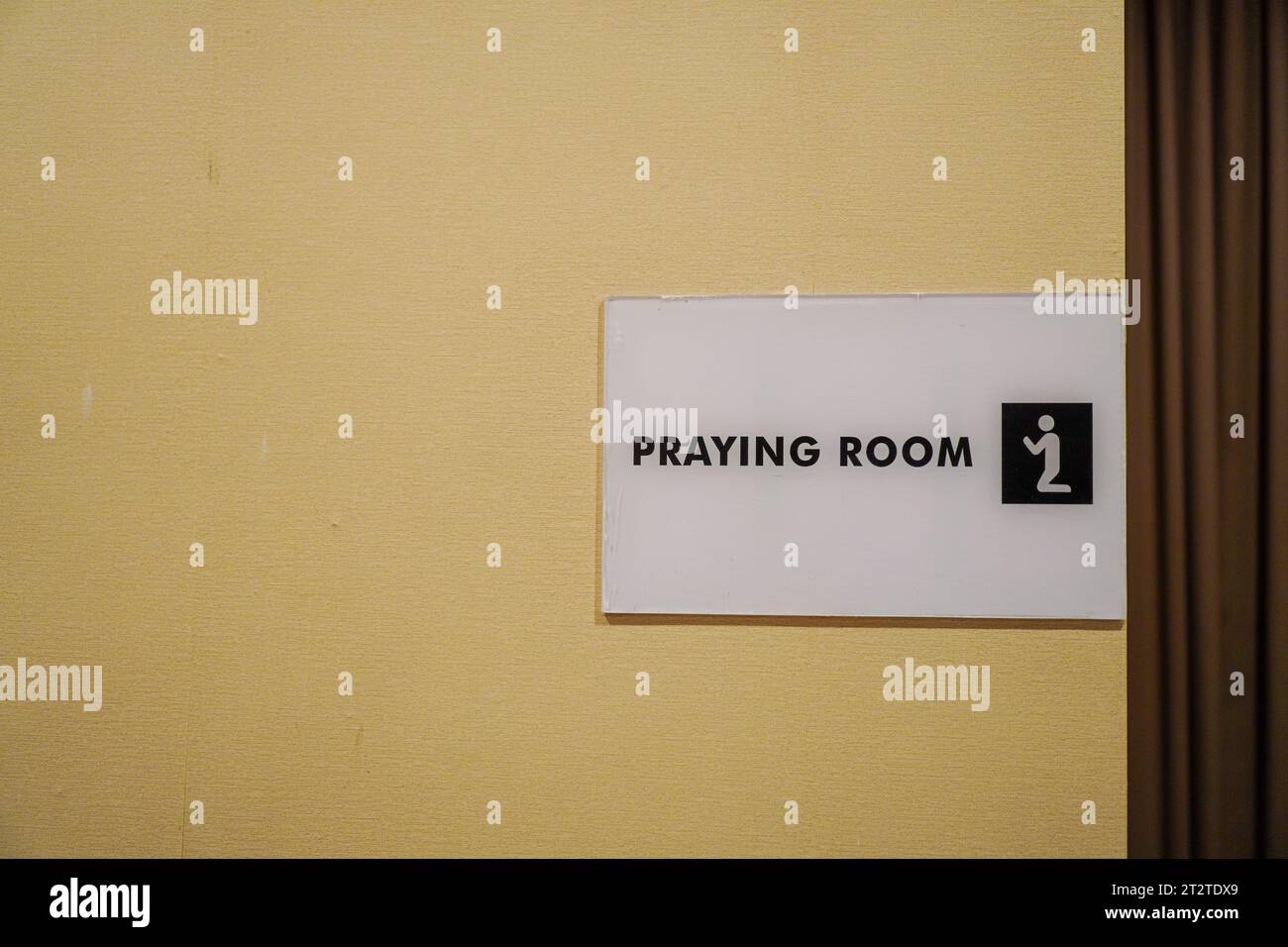 Immagine ravvicinata del cartello della sala di preghiera con spazio per la copia Foto Stock