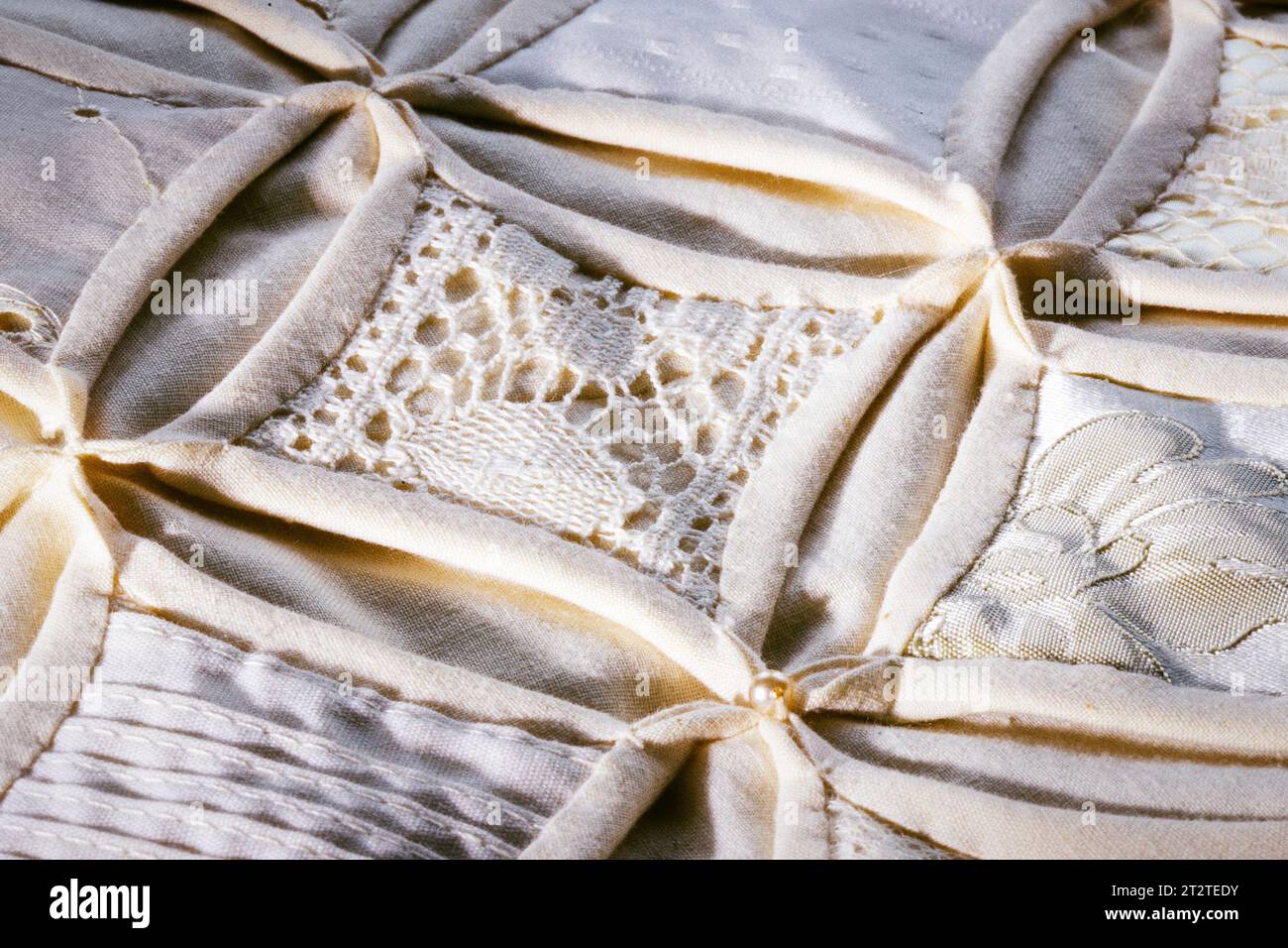 1980 Antico motivo della finestra della Cattedrale fatto a mano Wedding Quilt, Stati Uniti Foto Stock