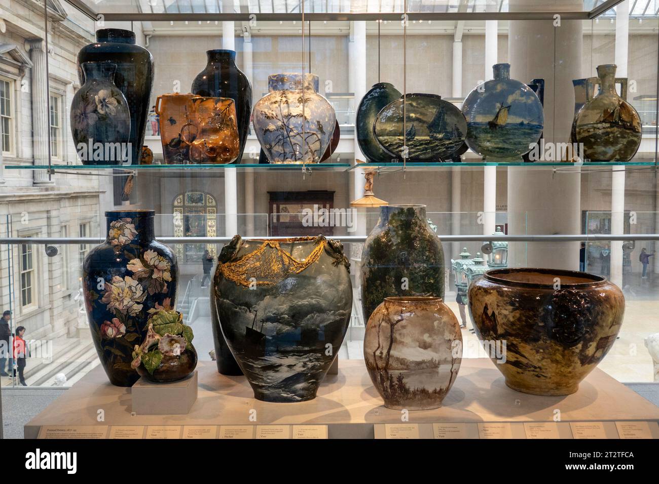 Il Metropolitan Museum of Art è una popolare attrazione turistica sul Museum Mile, New York City, USA 2023 Foto Stock