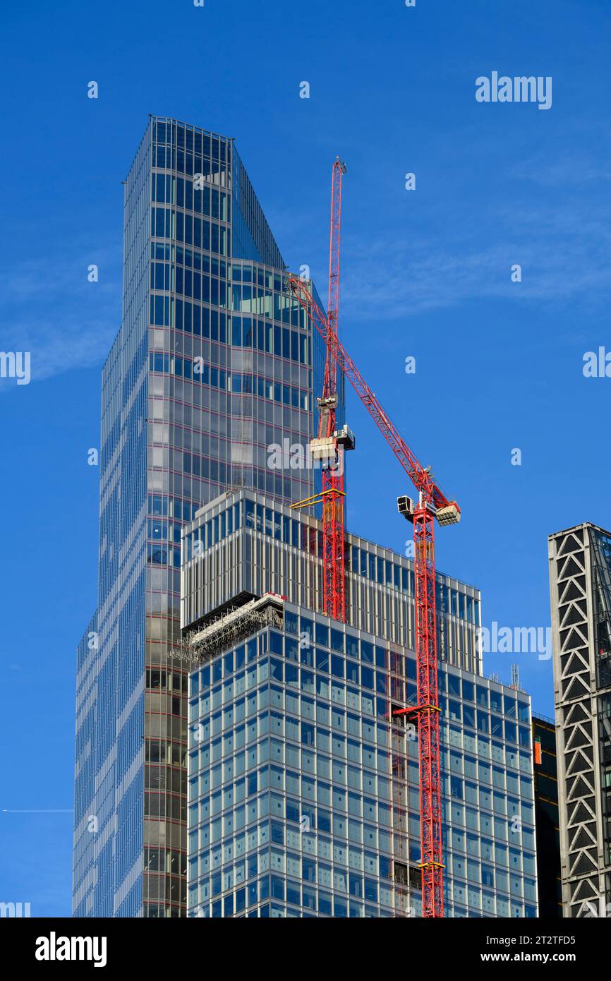 Due gru a torre sono state utilizzate per costruire 8 Bishopsgate, un edificio per uffici di 51 piani. Dietro di esso si trova il 22 Bishopsgate, un grattacielo di 62 piani. 8 Bi Foto Stock