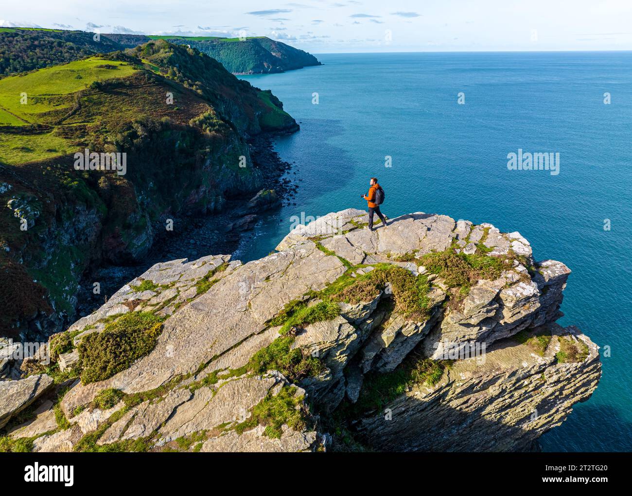 Fotografo che fotografa la Valle delle rocce, una valle secca che corre parallela alla costa nel nord del Devon nel parco nazionale di Exmoor in Inghilterra Foto Stock