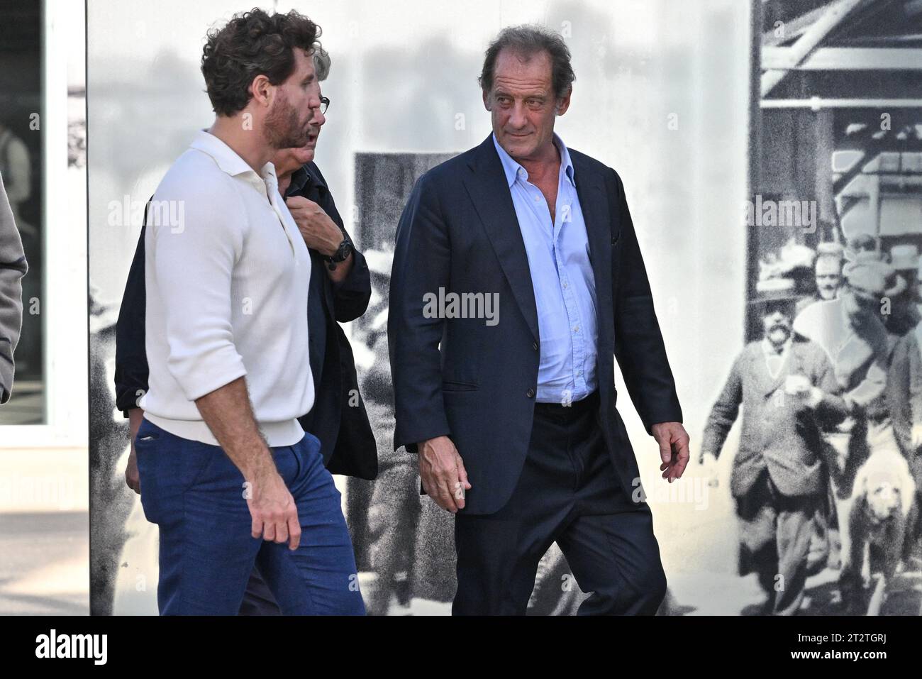 Lione, Francia. 21 ottobre 2023. Edgar Ramirez, Vincent Lindon che assiste alla rievocazione del primo film mai realizzato Sortie D Usines Lumiere (uscendo dalle fabbriche di Lumiere) durante il 15° Lumiere Film Festival a Lione, in Francia, il 21 ottobre 2023. Foto di Julien Reynaud/APS-Medias/ABACAPRESS.COM Credit: Abaca Press/Alamy Live News Foto Stock