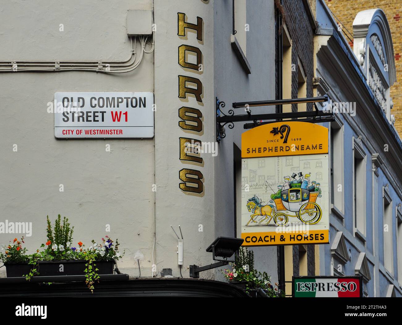 Insegna per il Coach & Horses Public House, Old Compton Street (all'angolo di Charing Cross Road), Londra, Inghilterra, Regno Unito Foto Stock