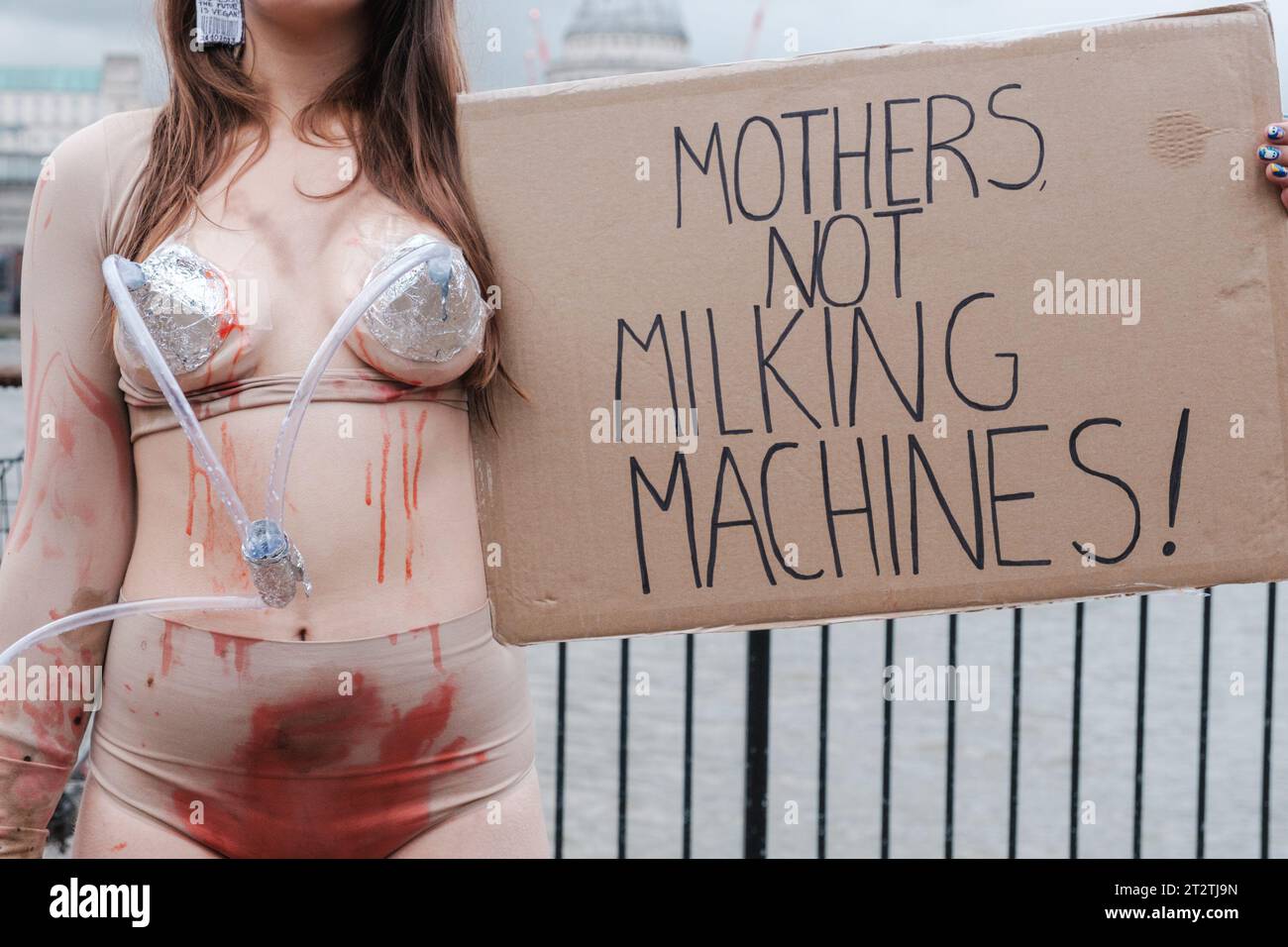 Gruppo attivista per animali, Speciesism, protesta fuori da Tate Modern contro le mucche maltrattate che passano per il nostro consumo di latte. Sfidando anche le persone a provare il loro "latte umano" per vedere come reagiscono. Tate Modern, Regno Unito, 21/10/2023 Ehimetalor Unuabona/Alamy Live News Foto Stock