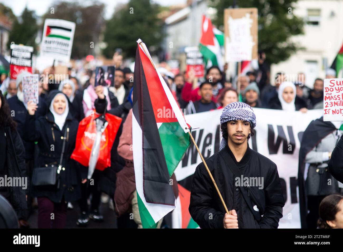 CARDIFF, GALLES. 21 ottobre 2023. I manifestanti marciano dal municipio di Cardiff al Senedd in solidarietà con Gaza e la Palestina a causa del recente sostegno a Israele da parte del governo britannico. Foto Stock