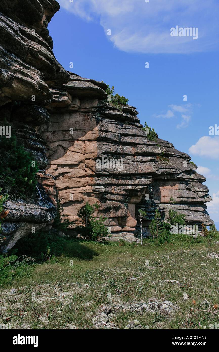 Area di allenamento Natural Climbing nella foresta. Formazione di montagna ignea a bassa sienite. strati di magma raffreddati. Attrazione turistica Foto Stock