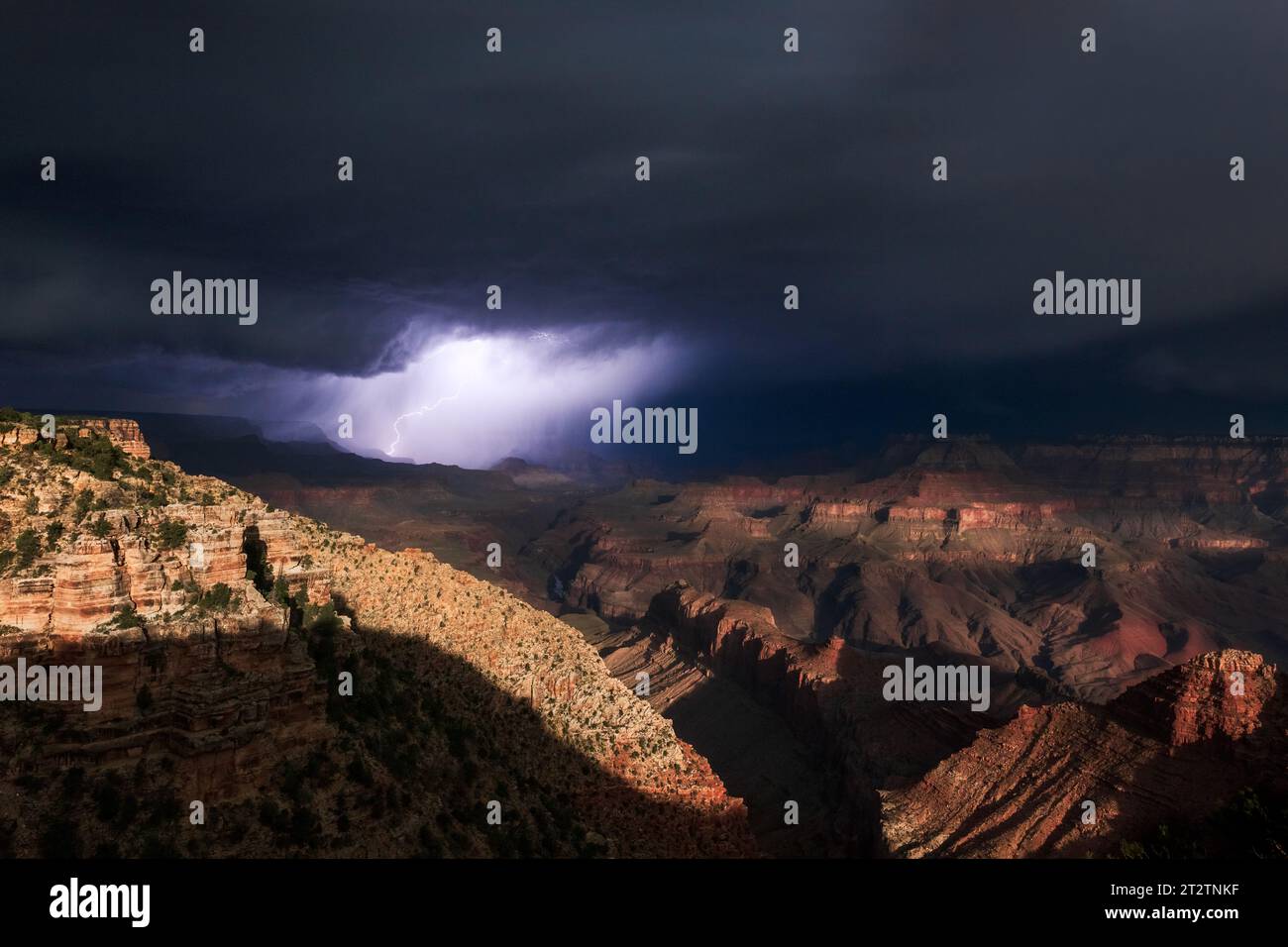 La spettacolare luce della luna illumina il Grand Canyon quando si avvicina una tempesta di fulmini Foto Stock