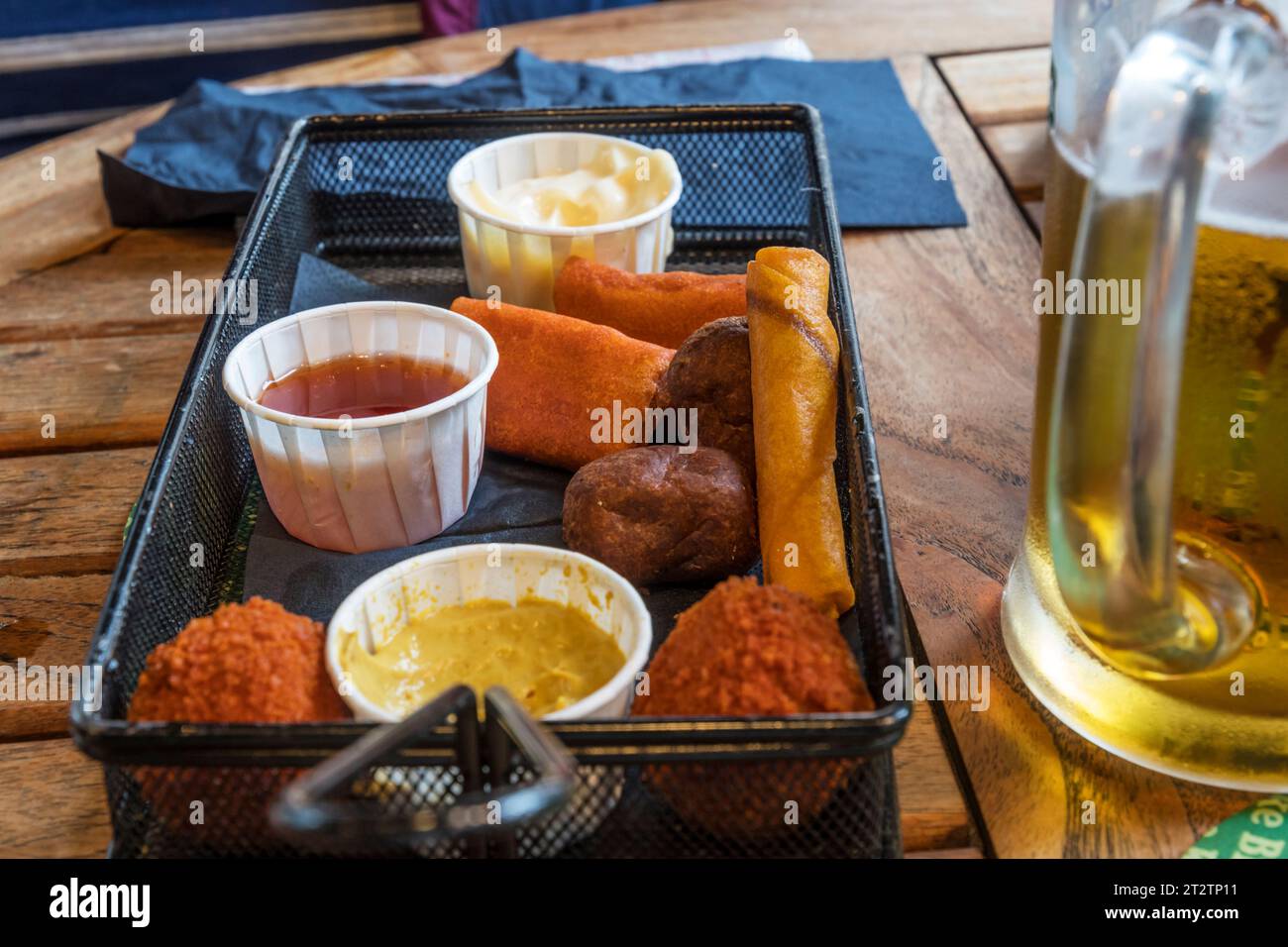 Una selezione di spuntini fritti serviti in un bar olandese ad Amsterdam. Foto Stock