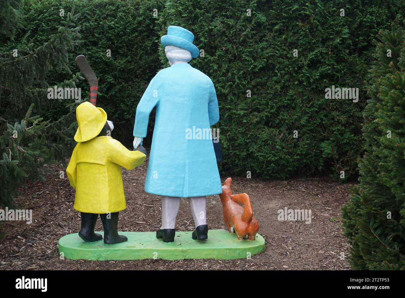 Scultura della Regina e dell'Orso Paddington, Kingsbrae Gardens, New Brunswick Foto Stock