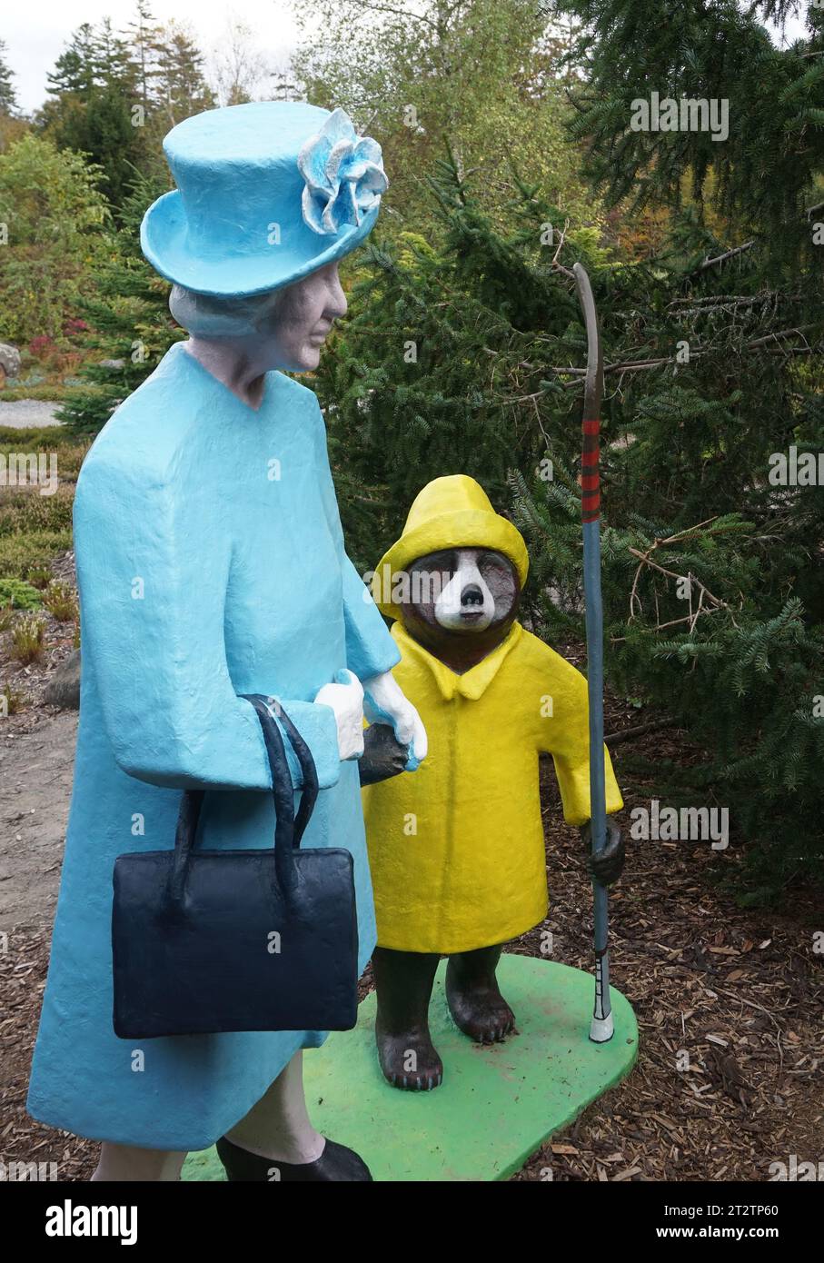 Scultura della Regina e dell'Orso Paddington, Kingsbrae Gardens, New Brunswick Foto Stock