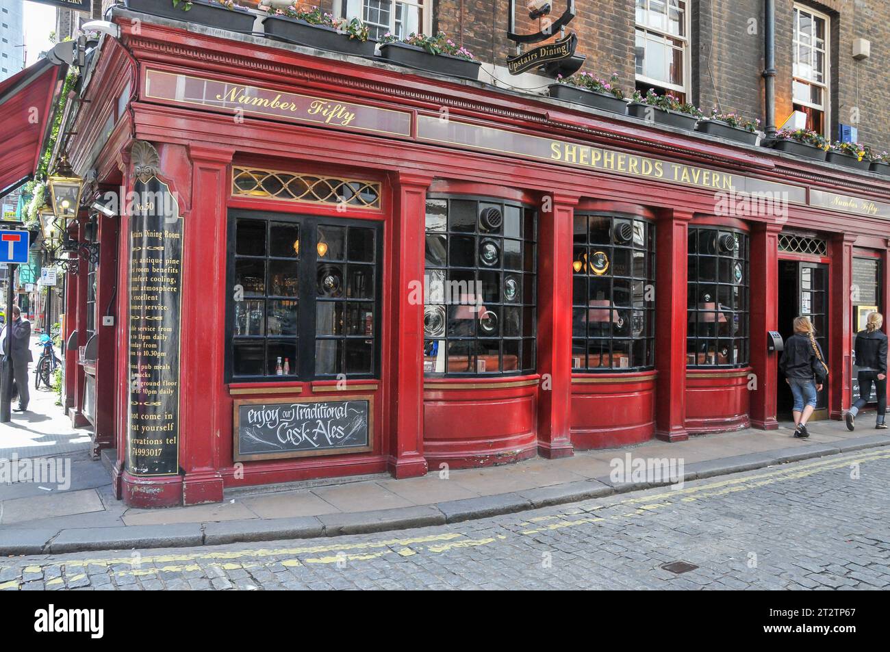 Londra, Regno Unito - 8 luglio 2008: Nel cuore del centro di Londra, nel Regno Unito, sorge un classico pub inglese con vivaci accenti di legno rosso e molti venti che si affacciano sulla strada Foto Stock