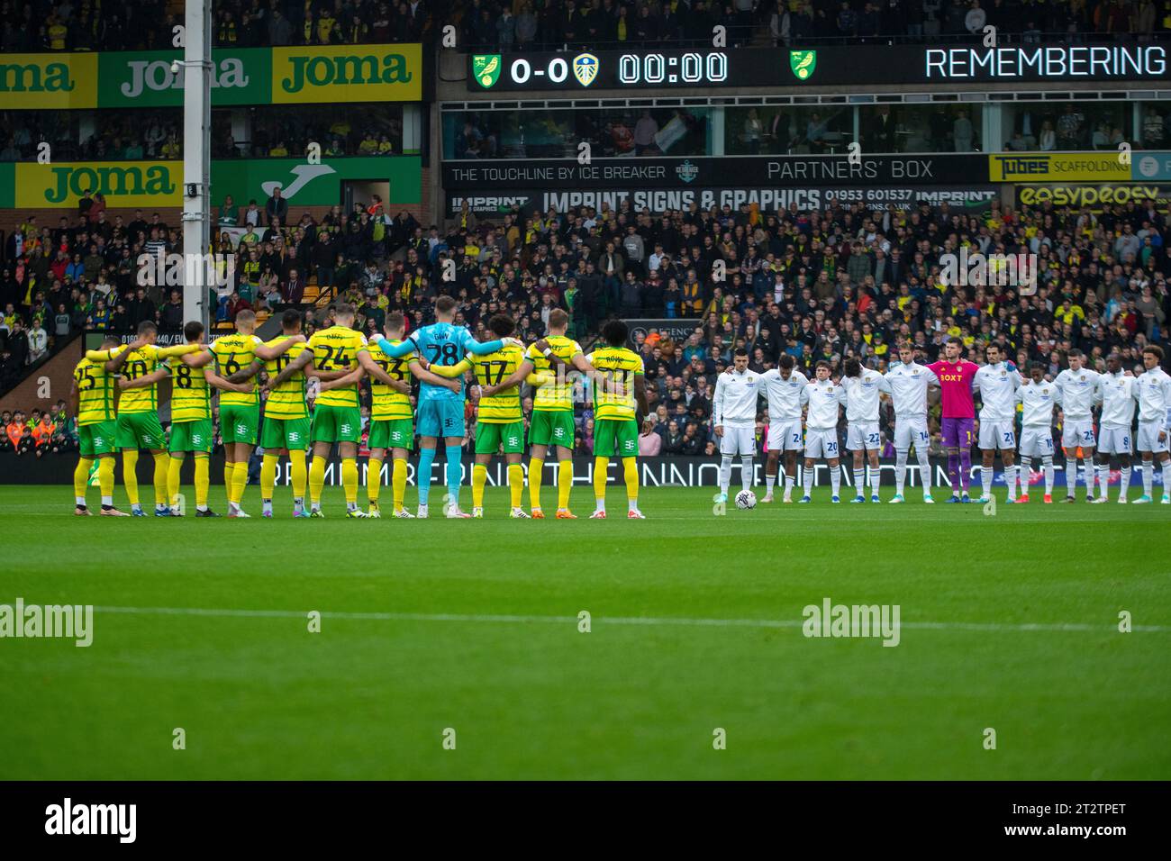 Norwich, Regno Unito. 21 ottobre 2023Norwich City FC e Leeds United FC rendono omaggio al loro silenzio di un minuto per il conflitto in Israele durante il match del campionato Sky Bet tra Norwich City e Leeds United a Carrow Road, Norwich sabato 21 ottobre 2023. (Foto: David Watts | mi News) crediti: MI News & Sport /Alamy Live News Foto Stock