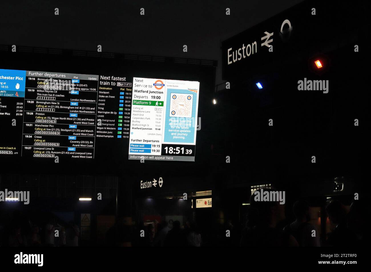 Sabato sera nell'atrio della stazione di Euston a Londra. Molte persone tengono d'occhio le tavole per dirigersi a nord dopo una visita alla capitale. Foto Stock