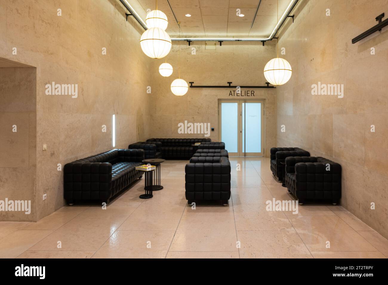 Vienna, Austria. 29 settembre 2023. Lounge moderna con posti a sedere di design nel LeopoldsMuseum Foto Stock