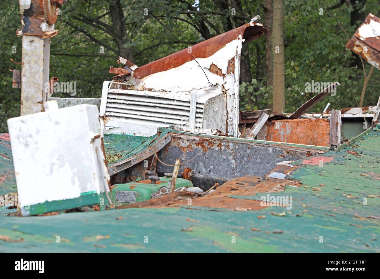 Erinnerung an die Flutkatastrophe 2021 Das erste Motorschiff Moornixe, das auf dem Namen Baldeney im Jahre 1933 getauft wurde und auf dem gleichnamigen Essener vedere Ausflugsschiff unterwegs War, trug zeitweilig den Namen Nixe und War eine Zeit lang in Ostfriesland. Nachdem das Schiff beim Hochwasser AM 15. Juli 2021 gesunken War, steht es heute kurz nach der Ankunft weitgehend unbeachtet und in einem völlig zerstörten Zustand nahe dem Spillenburger Wehr neben der Ruhr. Essen Nordrhein-Westfalen Deutschland Westfalenstraße *** ricordo del disastro delle inondazioni nel 2021 la prima motonave Mo Foto Stock