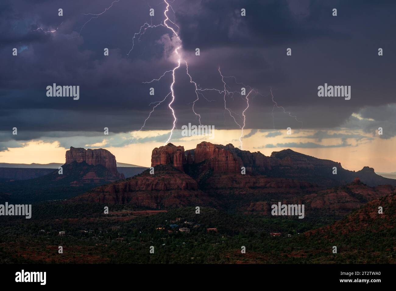 Tempesta di fulmini a Cathedral Rock a Sedona, Arizona Foto Stock