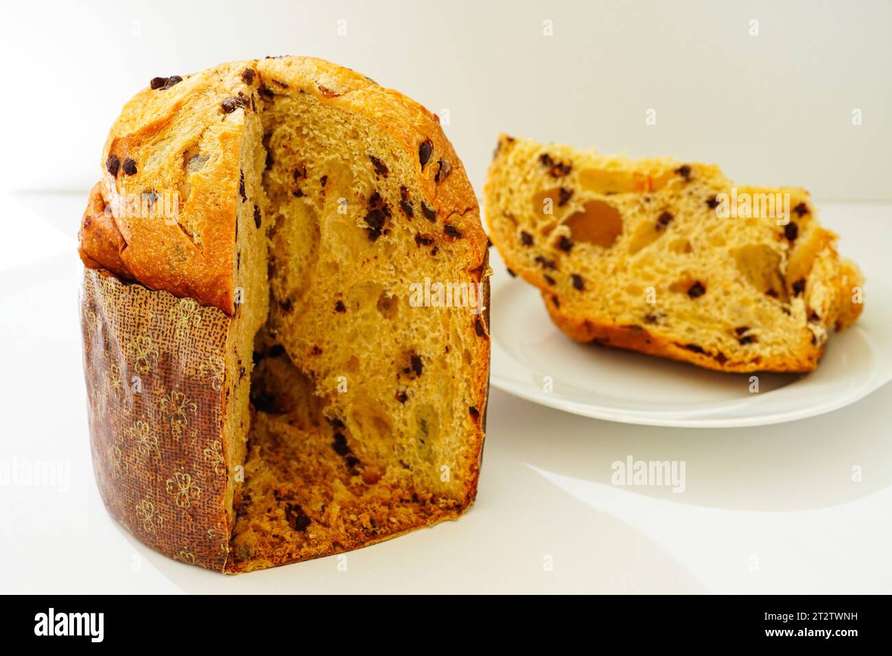 Panettone dolce di Natale italiano tagliato a pezzi Foto Stock