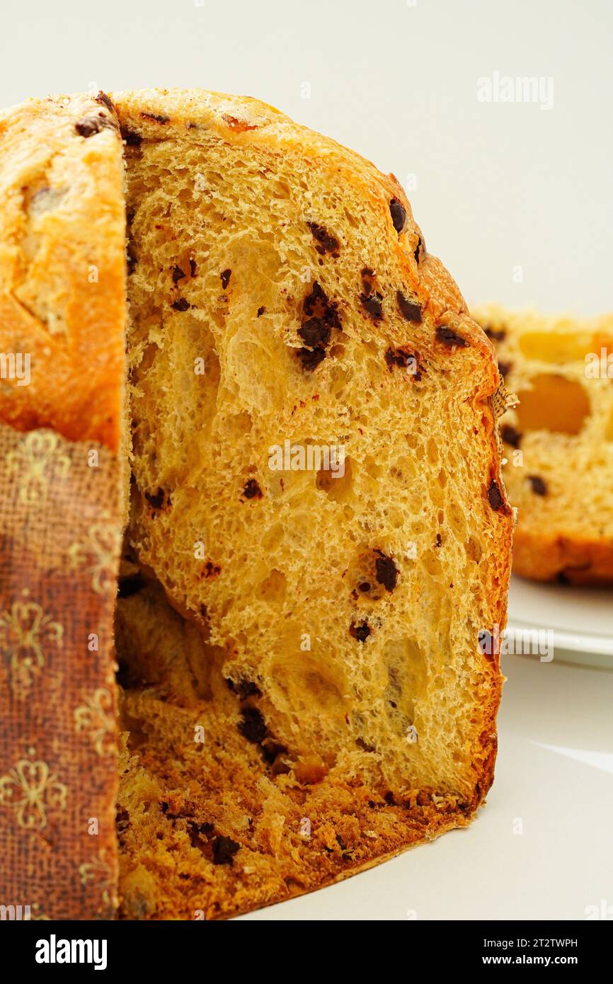 Panettone dolce di Natale italiano tagliato a pezzi Foto Stock