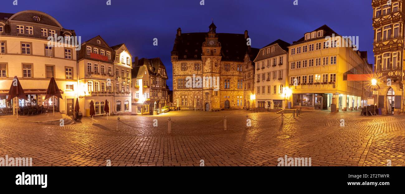 Foto panoramica dell'antica piazza medievale del municipio durante l'illuminazione notturna all'alba. Marburg. Germania. Foto Stock