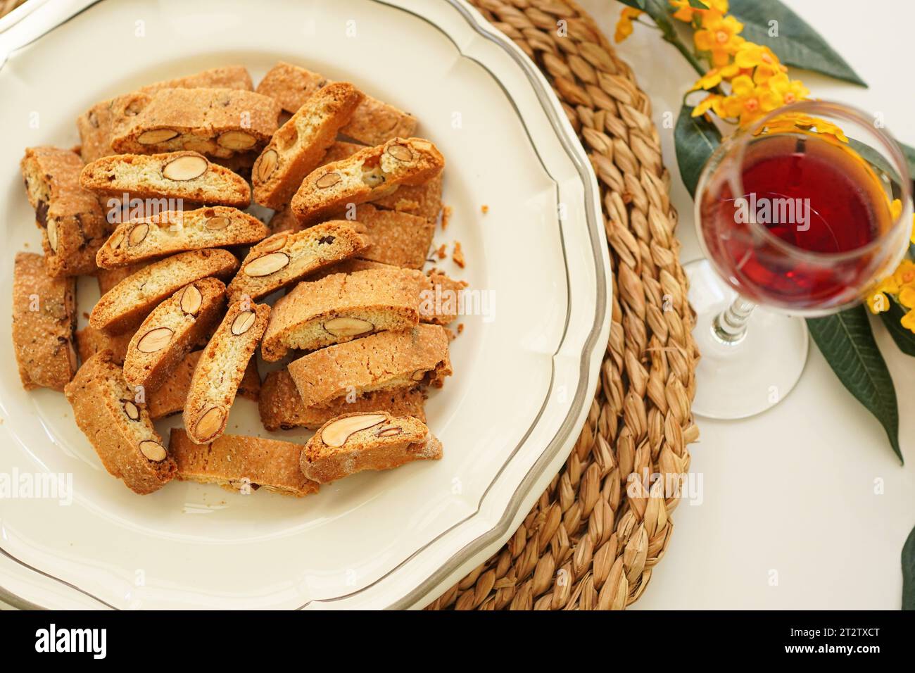 Primo piano dei cantuccini di mandorle italiani fatti in casa Foto Stock