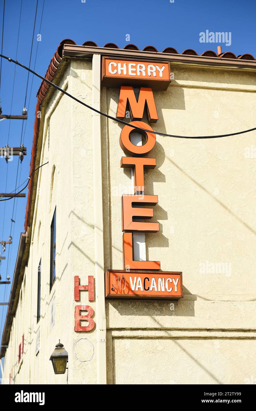 LONG BEACH, CALIFORNIA - 18 ottobre 2023: Segui le indicazioni per il Cherry Motel sulla Pacific Coast Highway, PCH. Foto Stock