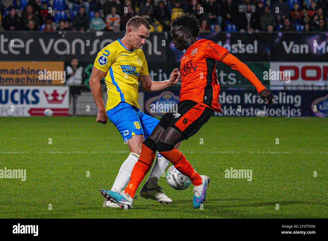 Waalwijk, Paesi Bassi. 21 ottobre 2023. WAALWIJK, PAESI BASSI - 21 OTTOBRE: Julian Lelieveld del RKC Waalwijk, Garang Kuol del Volendam durante il match olandese Eredivisie tra RKC Waalwijk e FC Volendam al Mandemakers Stadion il 21 ottobre 2023 a Waalwijk, Paesi Bassi. (Foto di Gabriel Calvino Alonso/Orange Pictures) credito: Orange Pics BV/Alamy Live News Foto Stock