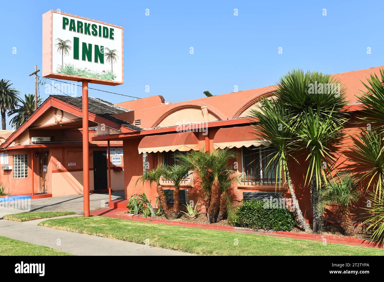 LONG BEACH, CALIFORNIA - 18 ottobre 2023: The Parkside Inn sulla Pacific Coast Highway, PCH. Foto Stock