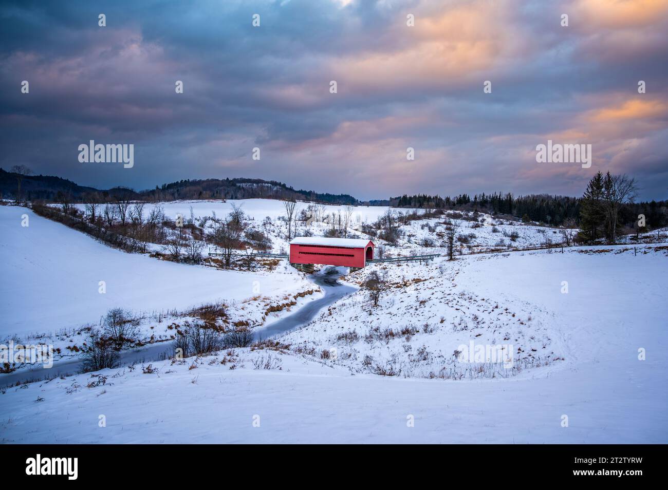 Ponte coperto rosso Meech Creek, inverno, Gatineau Park, Chelsea, Quebec, Canada Foto Stock