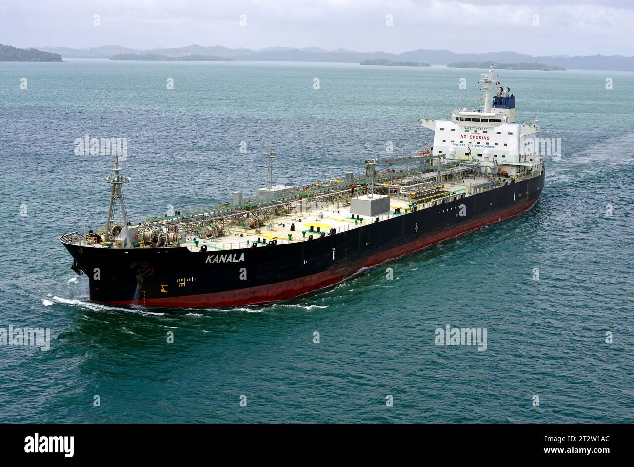 La Kanala è una petroliera che naviga sotto la bandiera di Malta. Fu costruita nel 2010 e si vede navigare da est a ovest attraverso il lago Gatun Panama. Foto Stock