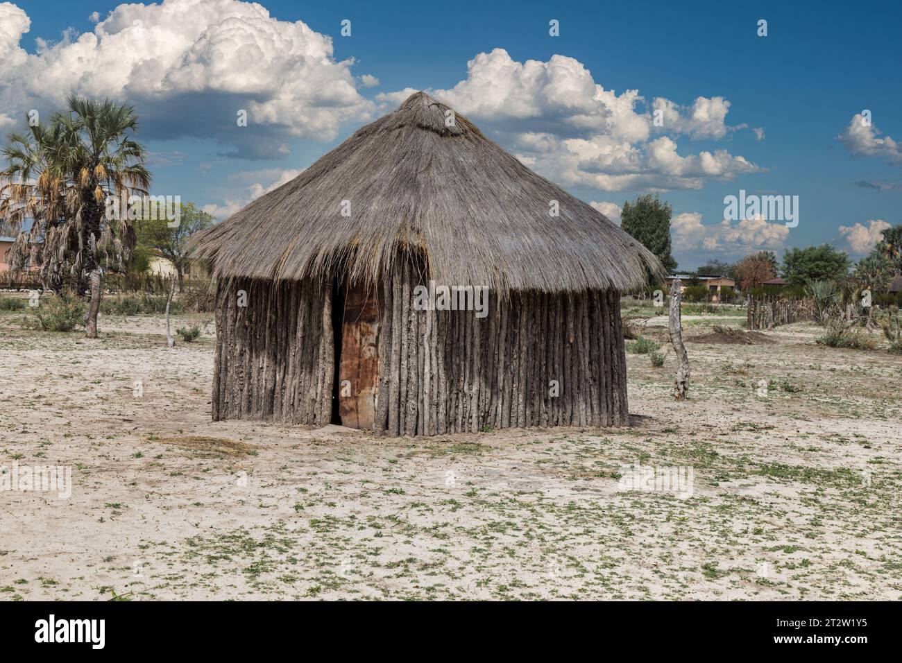 Villaggio del Botswana rondavel con pareti in legno e tetto di paglia tipico dell'africa meridionale Foto Stock