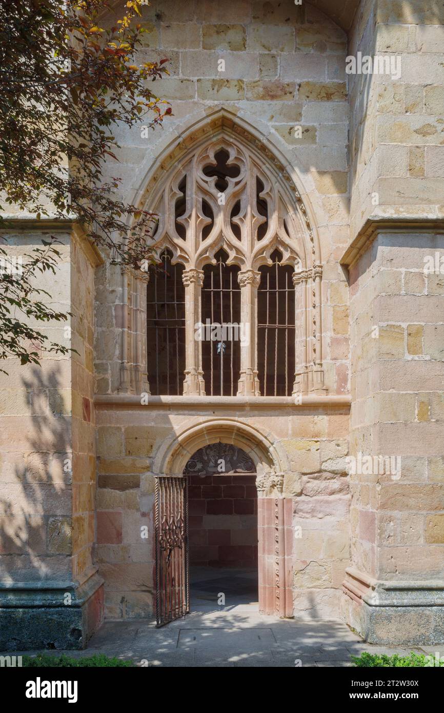 Cortile del chiostro della cattedrale di Santa María de la Mayor, città di Sigüenza, provincia di Guadalajara, Castilla la Mancha, Spagna, Europa. Foto Stock