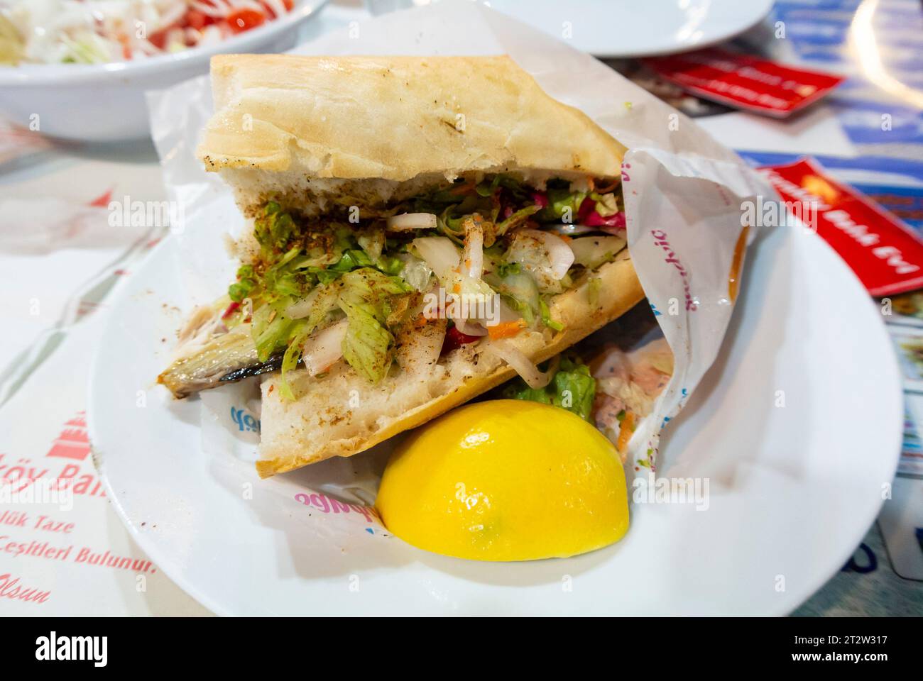 Istanbul, Turchia, Balık ekmek è un popolare Street food della cucina turca. Si tratta di un panino di un filetto di pesce fritto o grigliato (tipicamente sgombro). Foto Stock
